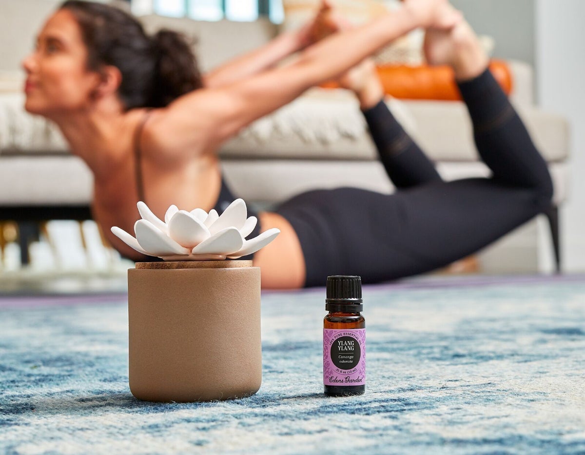 Best Essential Oils for Living Room Yoga